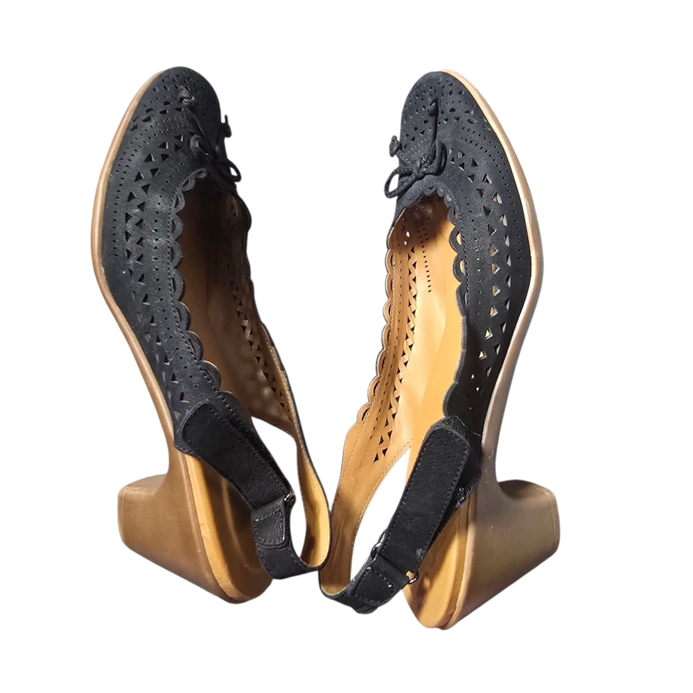 Easy Spirit Size 9.5 Scalloped Edge Black Wedge Sandals - Scuffed Heels No Box